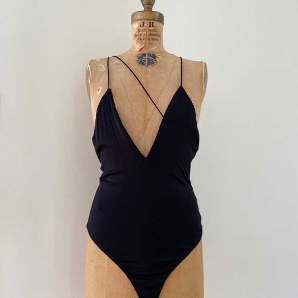 Cushnie et Ochs  Black Deep Plunging V-Neck Bodysuit With Crossover Stra… - Picture 8 of 14